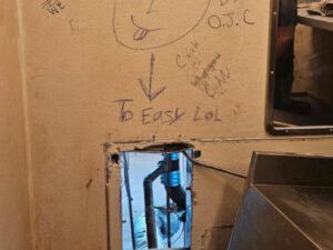 Rymde från fängelse – genom hål bakom toalett
