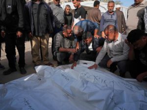 Bombvågor mot Gaza: Rader med döda kroppar