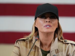 Melania Trump bakom makens skiftade Putinretorik