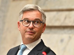EU-toppar utkastade från östra Libyen