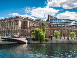 Minister till utskott efter vit makt-avslöjande
