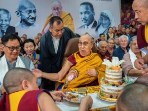 Tusentals firar när Dalai lama fyller 90