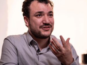 Frisläppt propalestinsk aktivist stämmer Trump