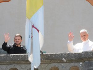 Zelenskyj diskuterade fredssamtal med påven